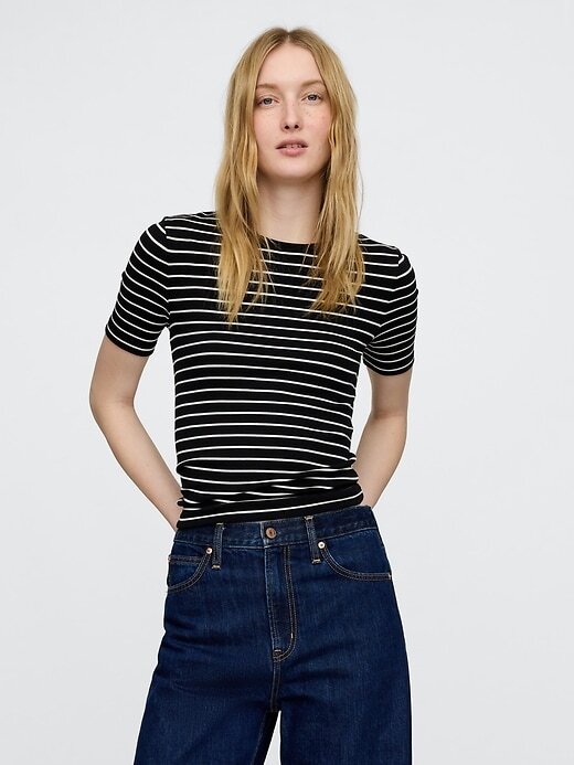 Camiseta moderna de gola redonda Camiseta moderna de gola redonda