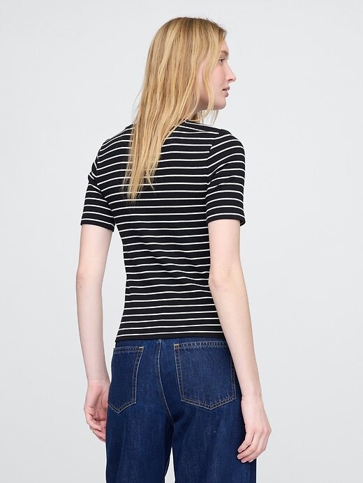 Camiseta moderna de gola redonda Camiseta moderna de gola redonda