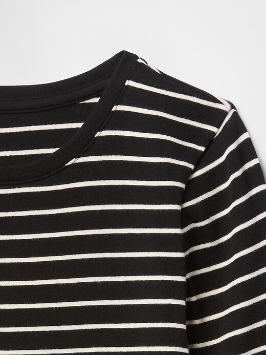 Camiseta moderna de gola redonda Camiseta moderna de gola redonda