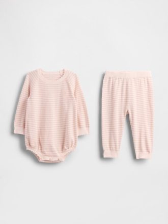 Conjunto de macacão e suéter para bebê