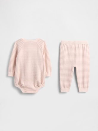 Conjunto de macacão e suéter para bebê