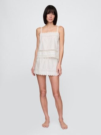 Conjunto de pijama com acabamento em renda