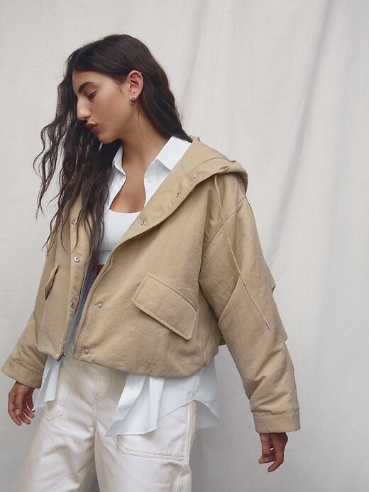 Jaqueta curta de nylon com capuz Jaqueta curta de nylon com capuz