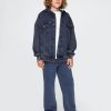 Jaqueta jeans com capuz e ícone infantil