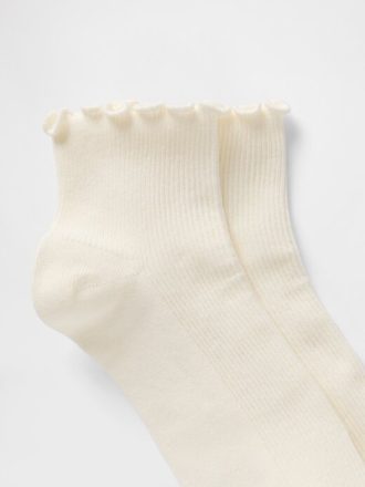 Meias caneladas com babados