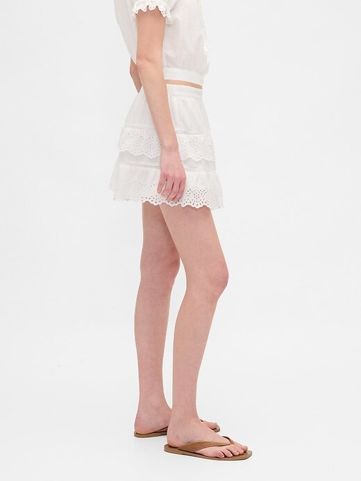 Mini saia-saia com babados e ilhós Mini saia-saia com babados e ilhós