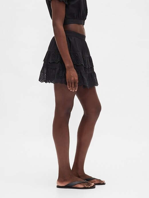 Mini saia-saia com babados e ilhós Mini saia-saia com babados e ilhós