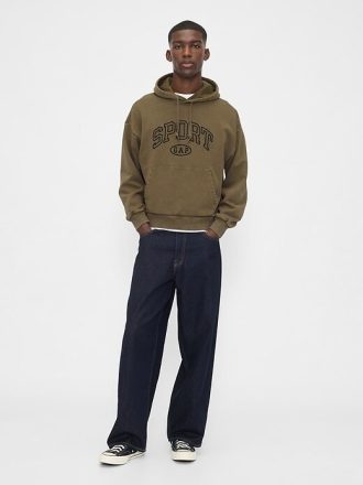 Moletom com capuz e logotipo grande e pesado