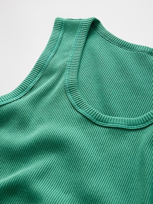 Regata com decote redondo e nervuras Regata com decote redondo e nervuras