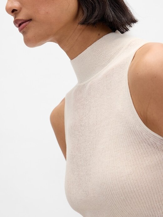 Regata com decote redondo e nervuras transparentes Regata com decote redondo e nervuras transparentes