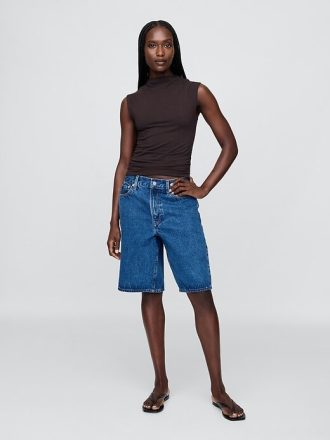 Regata cropped moderna com decote em funil e franzido