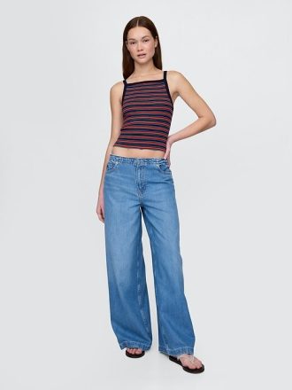 Regata moderna com decote em V e alças finas