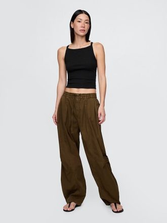 Regata moderna com decote em V e alças finas