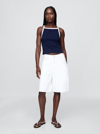 Regata moderna com decote em V e alças finas