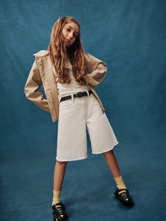 Shorts jeans infantil de cintura média e comprimento longo