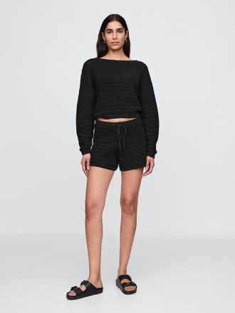 Suéter curto de crochê com decote canoa