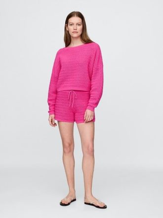 Suéter curto de crochê com decote canoa