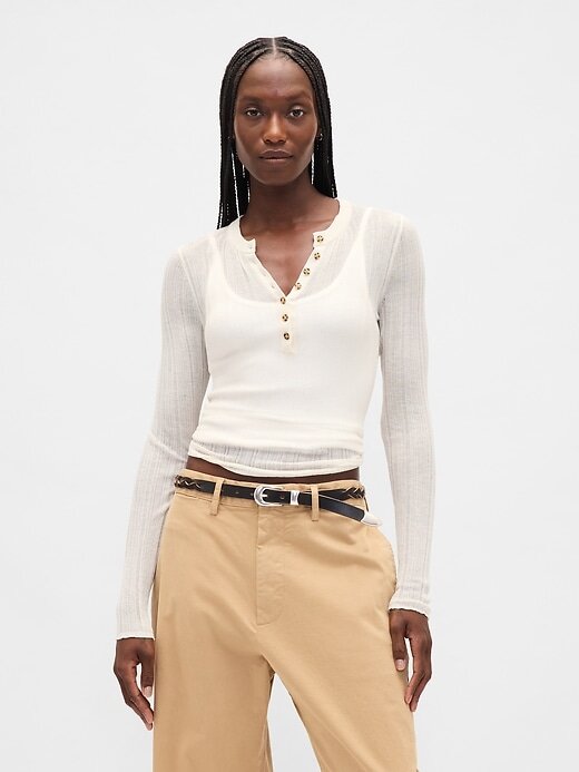 Suéter Henley com nervuras transparentes Suéter Henley com nervuras transparentes