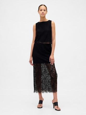 Top curto de renda com decote canoa e concha