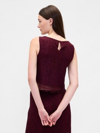 Top curto de renda com decote canoa e concha