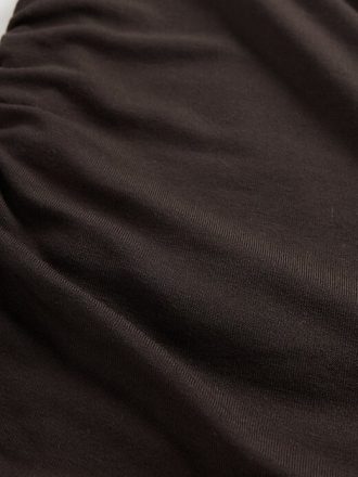 Top curto franzido e ombro de fora