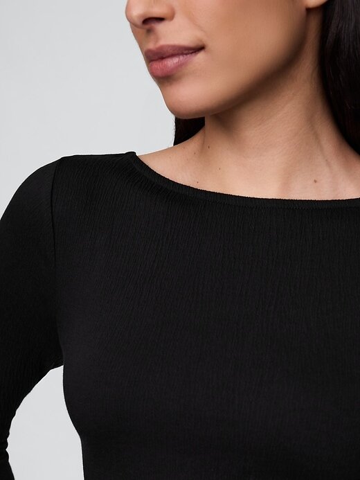 Top decote canoa com costas abertas Top decote canoa com costas abertas