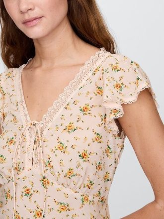 Top floral com acabamento em renda