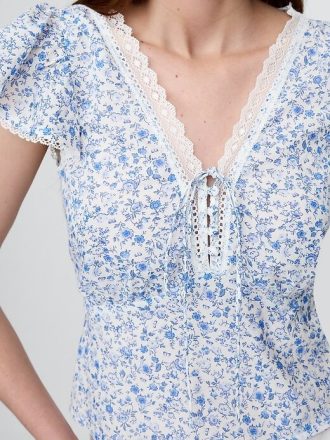 Top floral com acabamento em renda