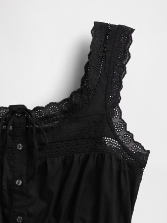 Top peplum com acabamento em renda