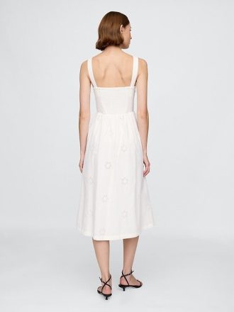 Vestido com decote redondo e ilhós