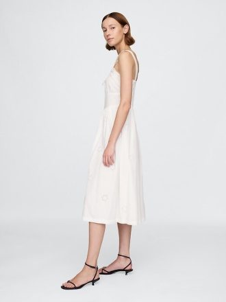 Vestido com decote redondo e ilhós