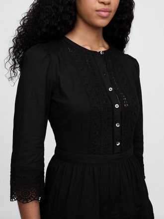 Vestido curto com acabamento em renda