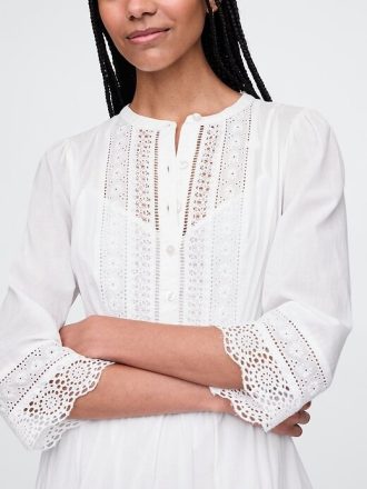 Vestido curto com acabamento em renda