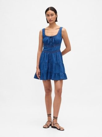 Vestido curto com acabamento em renda e camadas