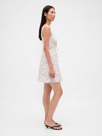 Vestido curto com acabamento em renda e camadas