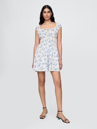 Vestido curto com amarração frontal e cintura franzida