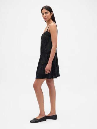 Vestido curto com cintura baixa e acabamento em renda