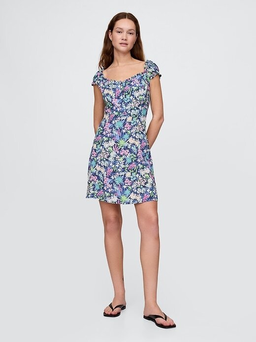 Vestido curto com mangas bufantes e decote coração Vestido curto com mangas bufantes e decote coração