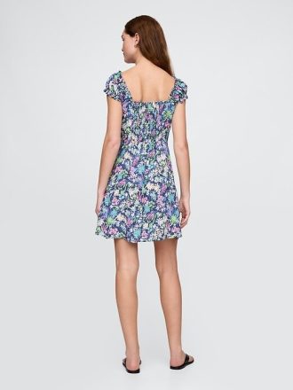 Vestido curto com mangas bufantes e decote coração