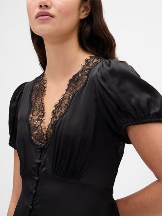 Vestido curto de cetim com decote em V e acabamento em renda