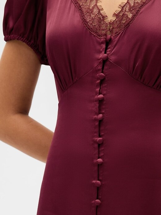 Vestido curto de cetim com decote em V e acabamento em renda Vestido curto de cetim com decote em V e acabamento em renda