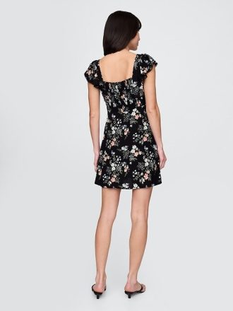 Vestido curto de crepe com mangas esvoaçantes