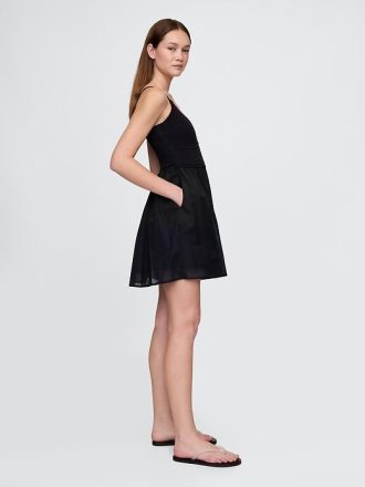 Vestido curto de crochê com técnica mista