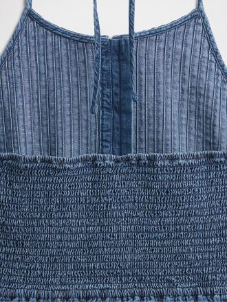 Vestido curto jeans com pregas e alças finas