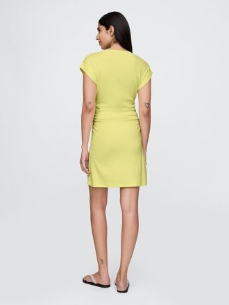 Vestido curto moderno com babados e nervuras