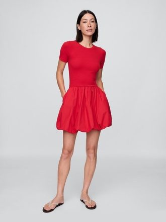 Vestido curto moderno com bolhas e técnica mista