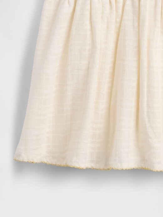 Vestido de bebê bordado com amarração nos ombros Vestido de bebê bordado com amarração nos ombros