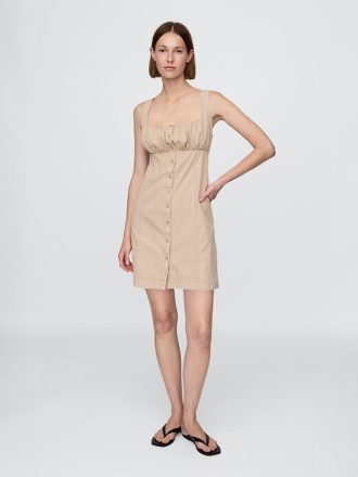 Vestido franzido com botões na frente