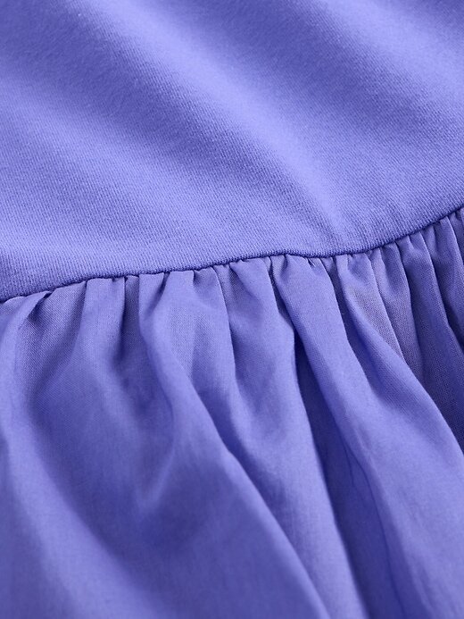 Vestido infantil com cintura baixa e babados Vestido infantil com cintura baixa e babados