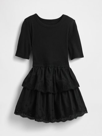 Vestido infantil com ilhós em técnica mista